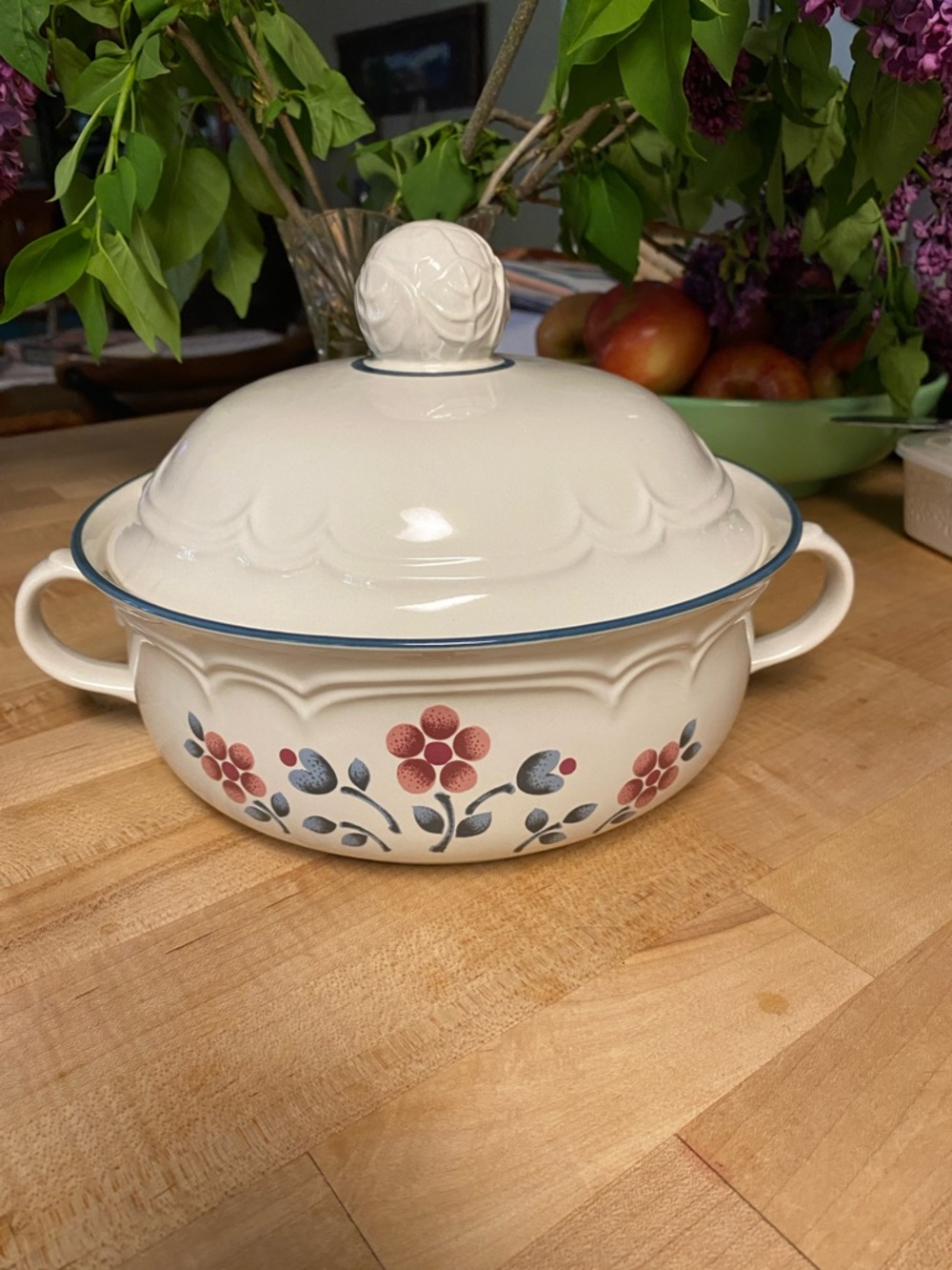 Cumberland Covered Ceramic Casserole Dish in Cream with Red Floral Pattern